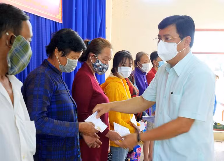 Lãnh đạo tỉnh Cà Mau kiểm tra công tác phòng dịch, tặng quà Tết hộ nghèo -0