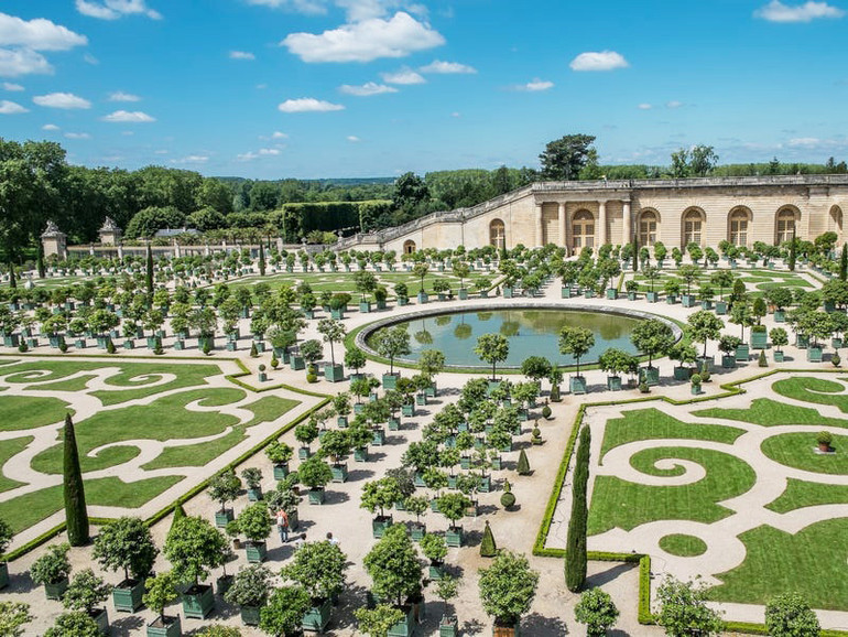 Nằm ở phía tây cung điện Versailles, Pháp, Vườn Versailles được xây dựng bởi "vua làm vườn" André Le Nôtre vào những năm 1660. Khu vườn này có diện tích lên tới 800 ha và có tới hơn 200 nghìn cây xanh. Năm 1979, lâu đài cùng vườn Versailles đã được tổ chức UNESCO xếp hạng di sản thế giới. Hằng năm có khoảng 7 triệu lượt du khách tới thăm khu vườn. Ngoài việc là điểm tham quan không thể bỏ qua khi tới Paris, ước tính mỗi năm, khu vườn này cung cấp khoảng 50 tấn rau quả cho thành phố và các vùng lân cận. Những khu vườn ấn tượng trên thế giới -3