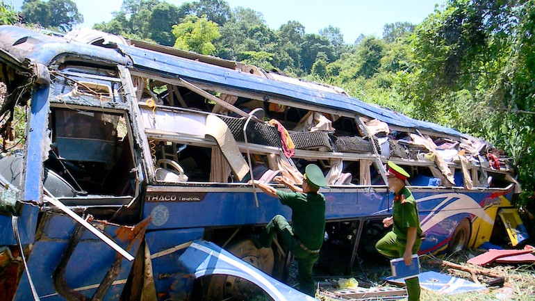 Hiện trường vụ tai nạn xe khách tại đèo Ngọc Vin làm năm người chết, 35 người bị thương -0