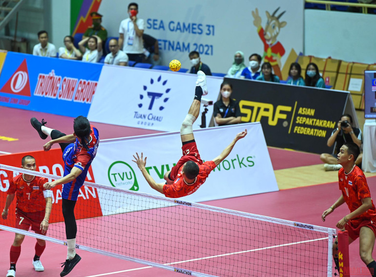 Vận động viên cầu mây phô diễn kỹ thuật tại đấu trường SEA Games 31 -0