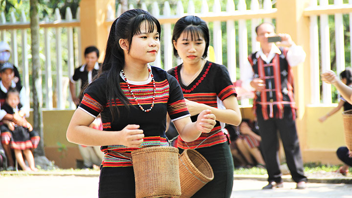 Điệu hái lúa. “Vũ điệu dâng trời” của người Cơ Tu -0