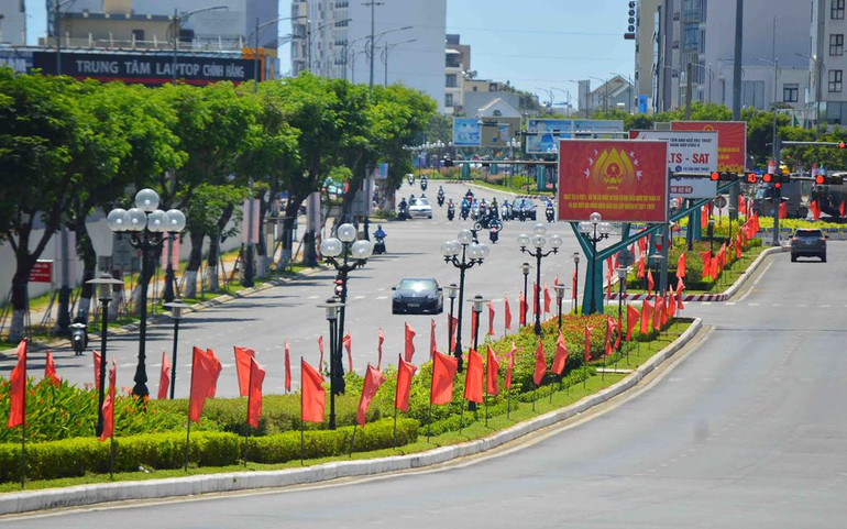 Đường phố Đà Nẵng trang hoàng đón Ngày hội non sông -0
