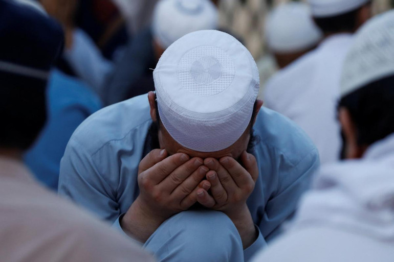 Lễ cầu nguyện tại thánh đường Hồi giáo ở Peshawar, Pakistan ngày 3/4/2022. (Ảnh: REUTERS) Người Hồi giáo trên khắp thế giới đón tháng lễ Ramadan -0