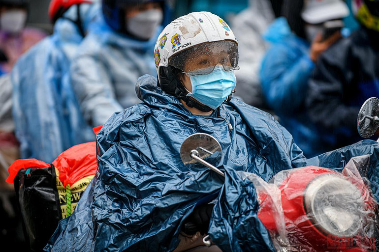 Người dân các tỉnh đội mưa đổ về Hà Nội ngày cuối kỳ nghỉ Tết Nguyên đán Nhâm Dần -0