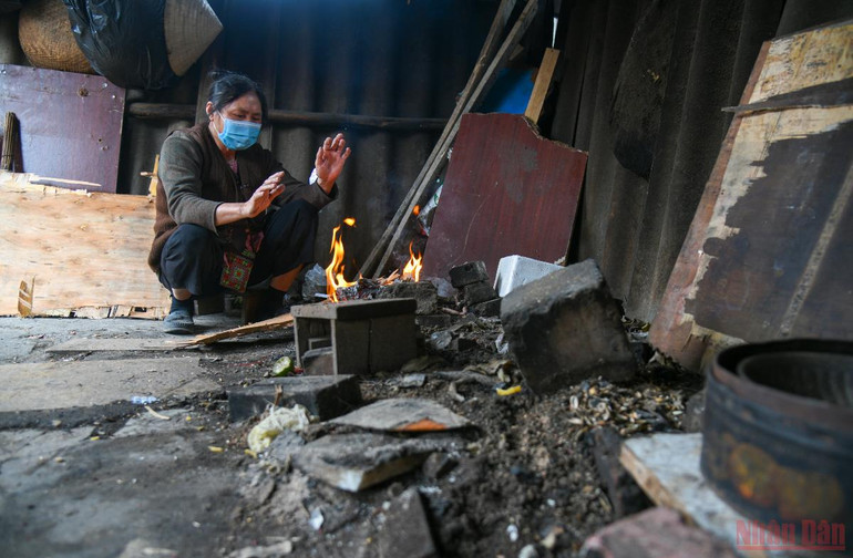 Dân ngụ cư ven sông Hồng chống rét -0