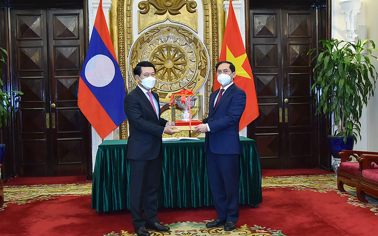 Bộ trưởng Ngoại giao Lào Saleumxay Kommasith trao quà lưu niệm cho Bộ trưởng Ngoại giao Bùi Thanh Sơn. (Ảnh: Bộ Ngoại giao) Việt Nam và Lào tiến hành tham vấn chính trị -0