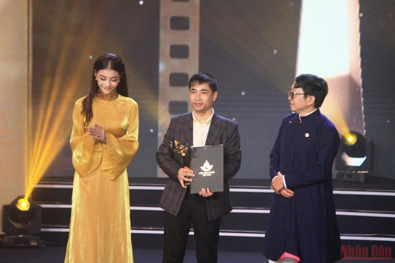 Bốn giải Vàng, sáu giải Bạc dành cho bốn thể loại phim -0