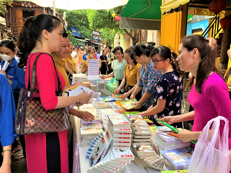 Đông đảo người dân và bạn yêu sách đến tham quan, đọc sách tại Ngày Sách và Văn hóa đọc Việt Nam tỉnh Đắk Lắk năm 2021. Đắk Lắk phát động phong trào “Thư viện về buôn” trao tặng sách cho học sinh vùng sâu, vùng xa, vùng khó khăn -0