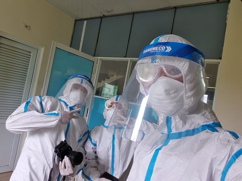 Chuyện về những nhà báo xung phong vào tâm dịch -0