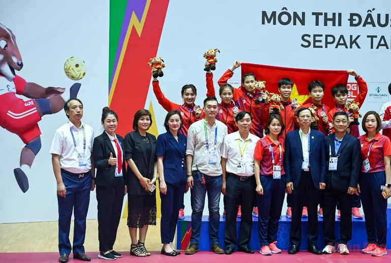 Người hâm mộ phấn khích với màn trình diễn của cầu mây nữ Việt Nam -0