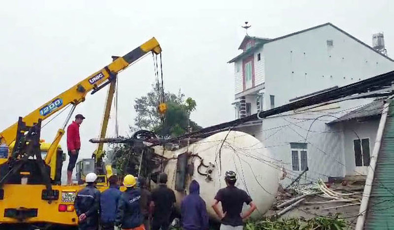 Xe bồn gãy đôi sau khi tông nhiều nhà người dân trên quốc lộ 20 -0