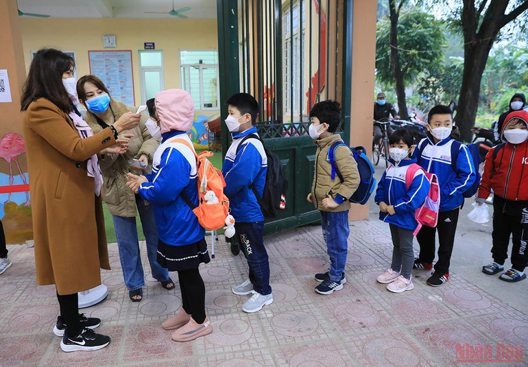 Hà Nội: Học sinh khối tiểu học và lớp 6 trong ngày đầu trở lại trường -0