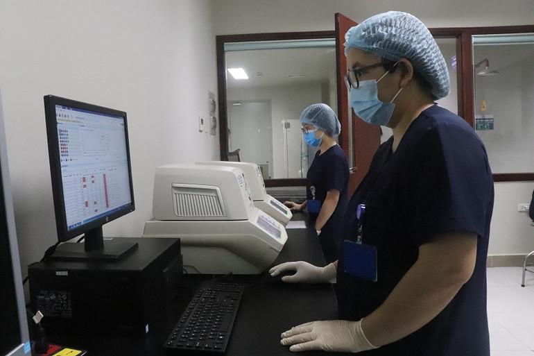 TS Phùng Thị Bích Thủy cùng các chị em trong khoa làm việc bằng 150% công suất. Tiếng hát át tiếng “máy chạy” trong phòng xét nghiệm SARS-CoV-2 -0