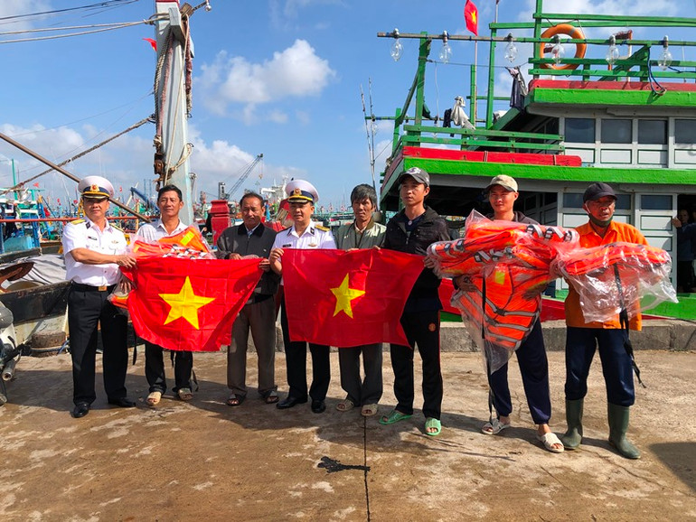 Chương trình “Hải quân Việt Nam làm điểm tựa cho ngư dân vươn khơi bám biển” -1