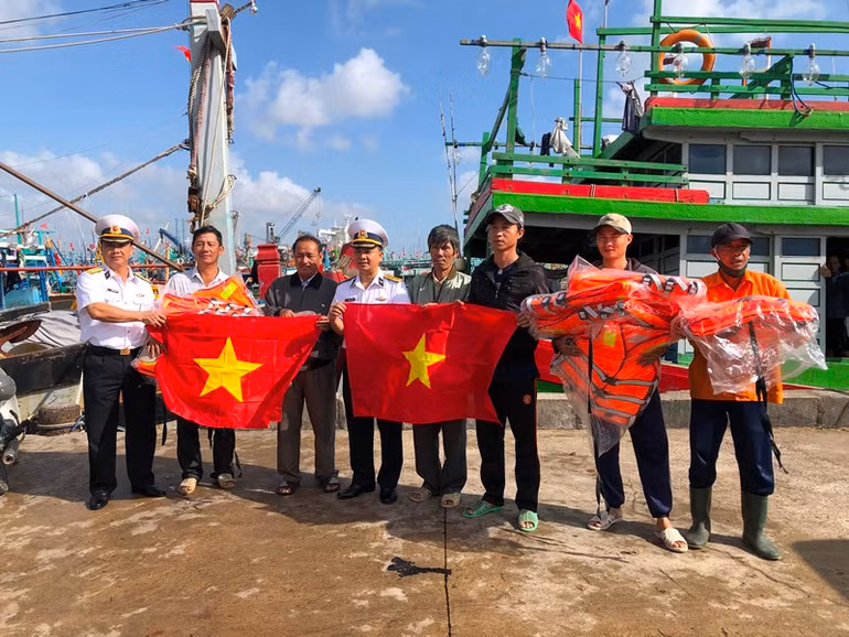 Chương trình “Hải quân Việt Nam làm điểm tựa cho ngư dân vươn khơi bám biển” -1