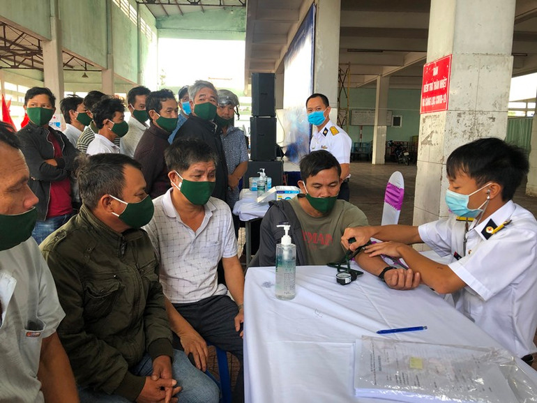 Chương trình “Hải quân Việt Nam làm điểm tựa cho ngư dân vươn khơi bám biển” -1