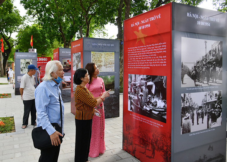 Hồ Hoàn Kiếm “thay” áo mới -0