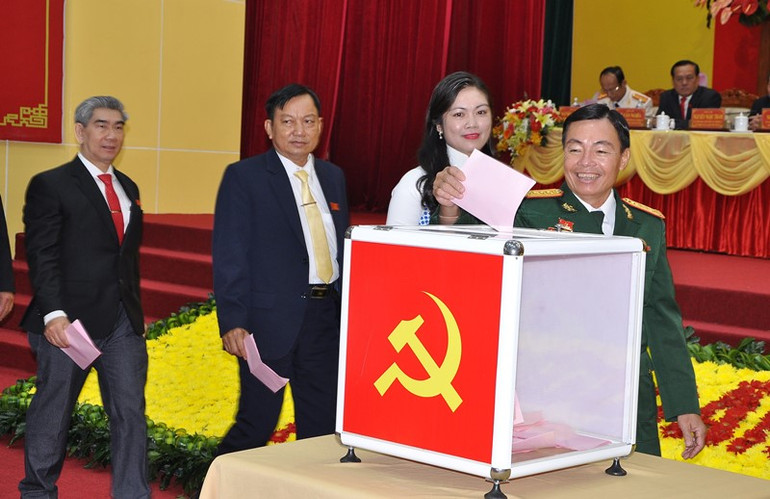 Các đại biểu bỏ phiếu bầu Ban Chấp hành Đảng bộ tỉnh Tiền Giang, nhiệm kỳ 2020 - 2025. a2.jpg -0