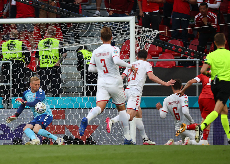 Thủ môn Schmeichel cản phá cú sút của Golovin. (Ảnh: UEFA) Bỉ toàn thắng vượt qua vòng bảng, Đan Mạch lách qua khe cửa hẹp -0