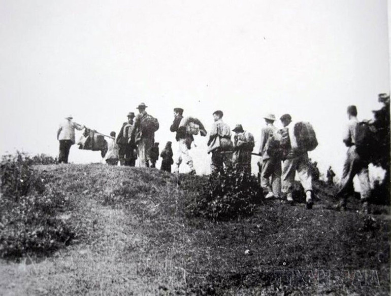 Đêm 17, rạng sáng 18/2/1947, lực lượng của Trung đoàn Thủ đô chia thành từng đơn vị nhỏ cùng nhân dân Liên khu phố I lặng lẽ đi dưới gầm cầu Long Biên, vượt sông Hồng, sông Đuống, bí mật vượt qua vòng vây an toàn lên chiến khu, kết thúc 60 ngày đêm giam chân quân Pháp trong lòng Hà Nội. (Ảnh: Tư liệu/TTXVN) 75 năm toàn quốc kháng chiến: Quyết tử cho Tổ quốc quyết sinh -0