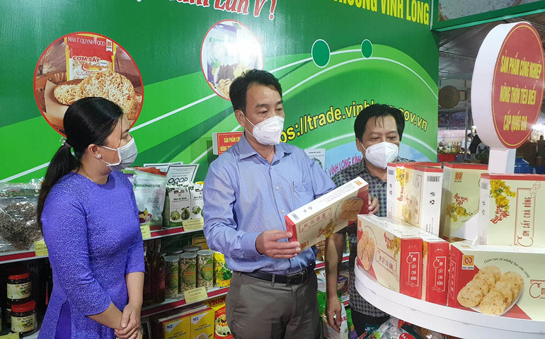 Lãnh đạo tỉnh Vĩnh Long tham quan các gian hàng trưng bày sản phẩm OCOP vào tối 7/1. Vĩnh Long khai mạc Festival Lúa gạo Việt Nam lần thứ 5 -0