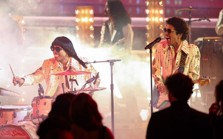 Bruno Mars và Anderson.Paak trình diễn trước khi được nhận các giải thưởng. Những hình ảnh tưng bừng tại lễ trao giải Grammy 2022 -1