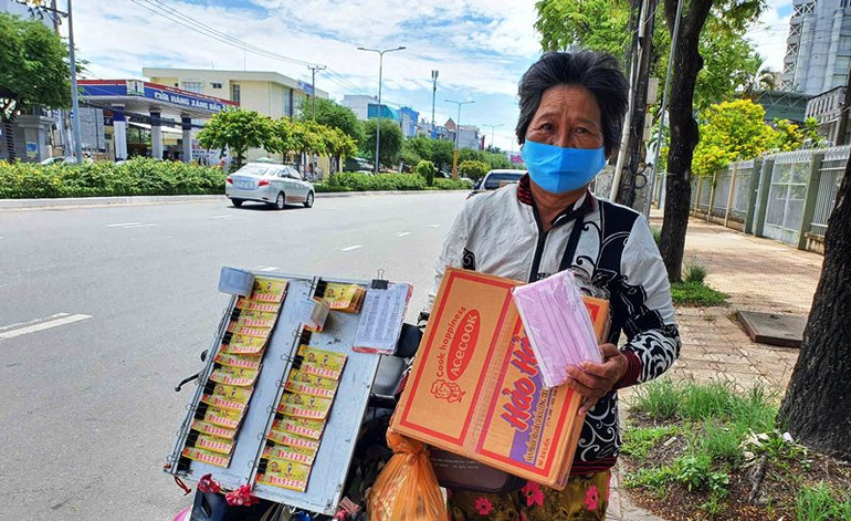 Giãn cách xã hội và gánh nặng áo cơm của người bán vé số dạo -0