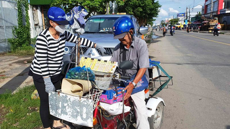 Giãn cách xã hội và gánh nặng áo cơm của người bán vé số dạo -0
