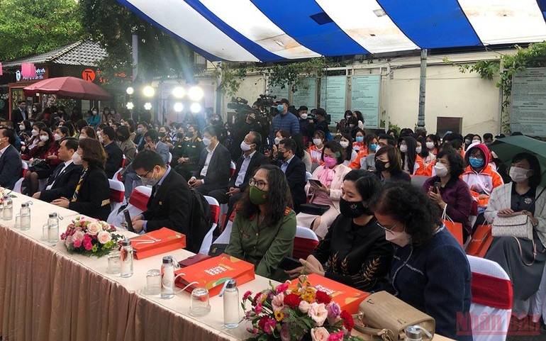 Đông đảo bạn đọc và học sinh, sinh viên đến dự lễ phát động. Phát động Cuộc thi Đại sứ Văn hóa đọc và Giới thiệu sách trực tuyến năm 2022 -0