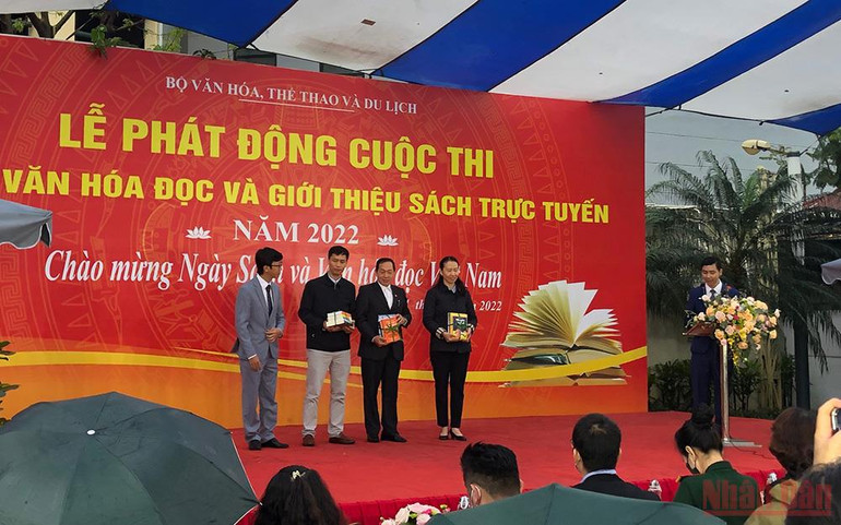 Alpha Books tặng sách cho các đơn vị. Phát động Cuộc thi Đại sứ Văn hóa đọc và Giới thiệu sách trực tuyến năm 2022 -0