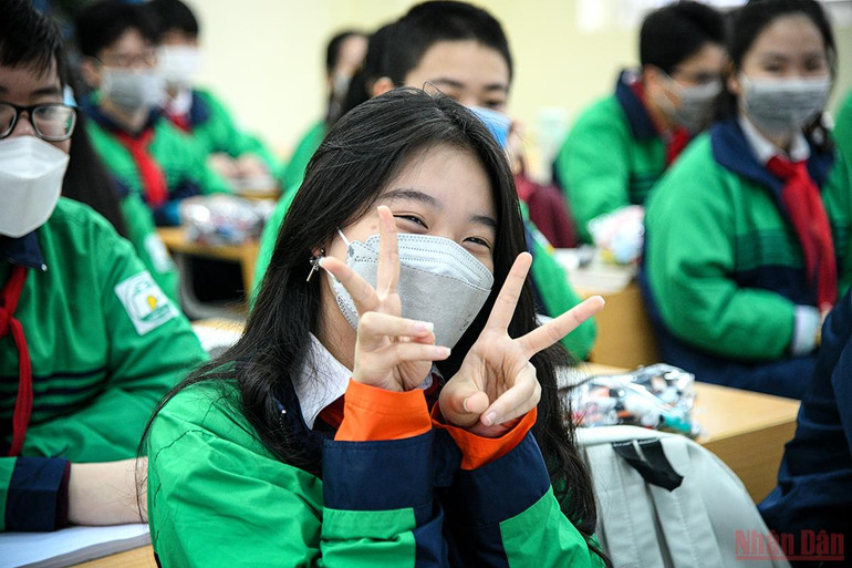  Học sinh từ khối lớp 7 tới 12 của thành phố Hà Nội chính thức trở lại trường học trực tiếp -0