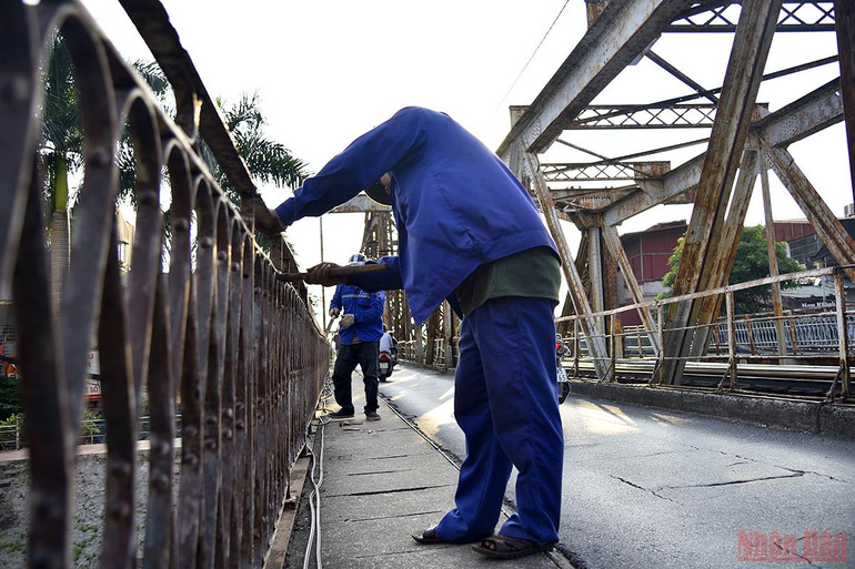 “Thay áo mới” cho cây cầu 120 năm tuổi -0