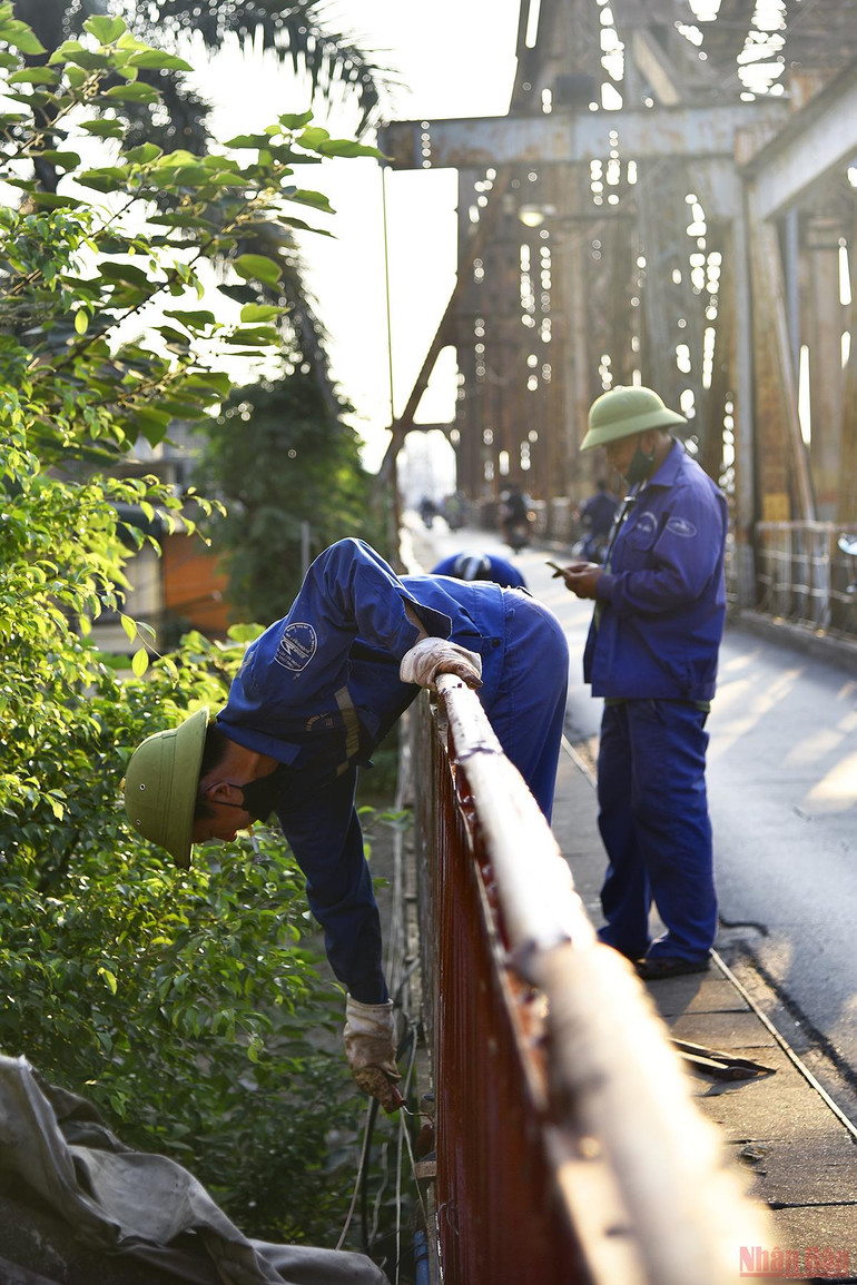 “Thay áo mới” cho cây cầu 120 năm tuổi -0