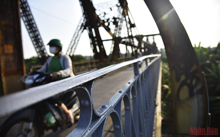 “Thay áo mới” cho cây cầu 120 năm tuổi -0