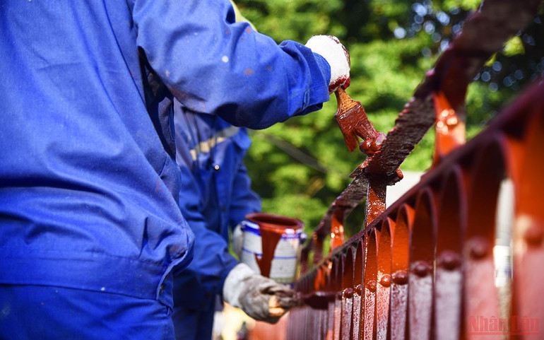 “Thay áo mới” cho cây cầu 120 năm tuổi -0