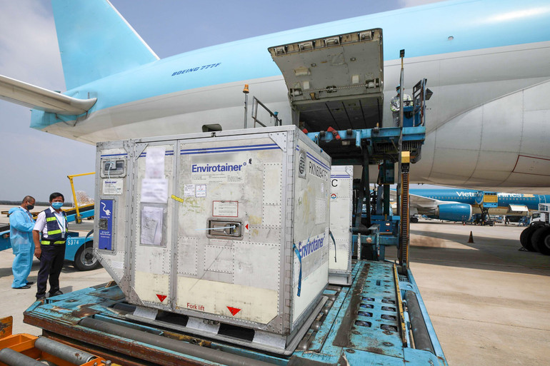 Thêm gần 600.000 liều vaccine Covid-19 vừa về đến Việt Nam -0