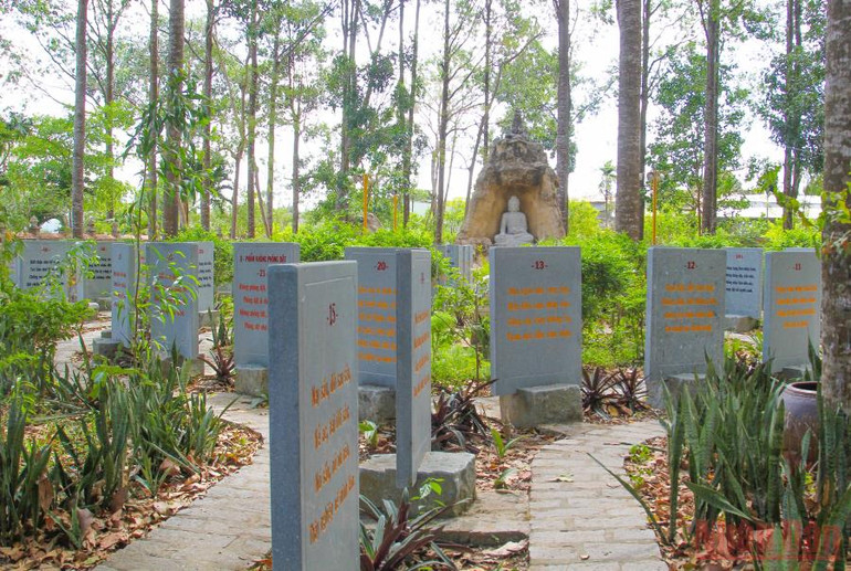 Đặc sắc vườn kinh Pháp cú khắc trên đá ở Vĩnh Long -0