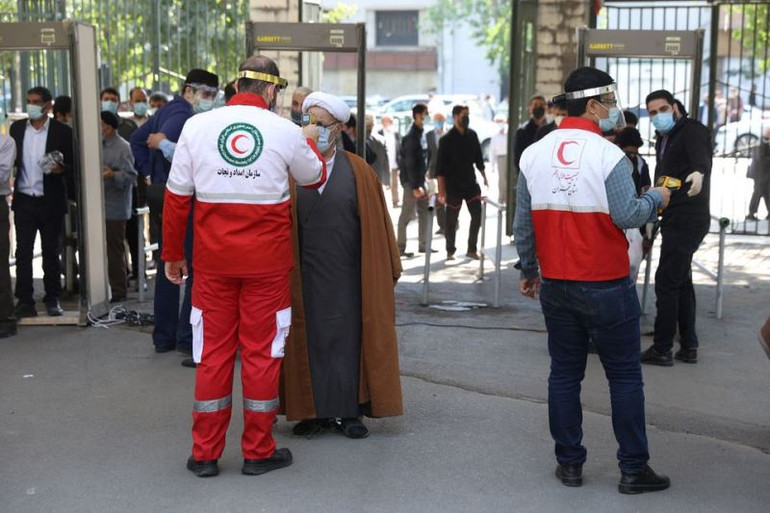 Kiểm tra nhiệt độ của người đến cầu nguyện tại Tehran, Iran, ngày 22/10/2021. (Ảnh: Reuters). Lây nhiễm Covid-19 ở Tây Ban Nha tăng vọt sau kỳ nghỉ Giáng sinh -0