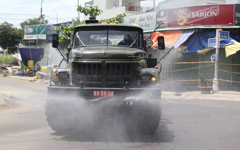 Đà Nẵng phun khử khuẩn toàn bộ điểm nóng Cảng cá &nbsp;Thọ Quang -0