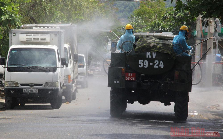 Đà Nẵng phun khử khuẩn toàn bộ điểm nóng Cảng cá &nbsp;Thọ Quang -0