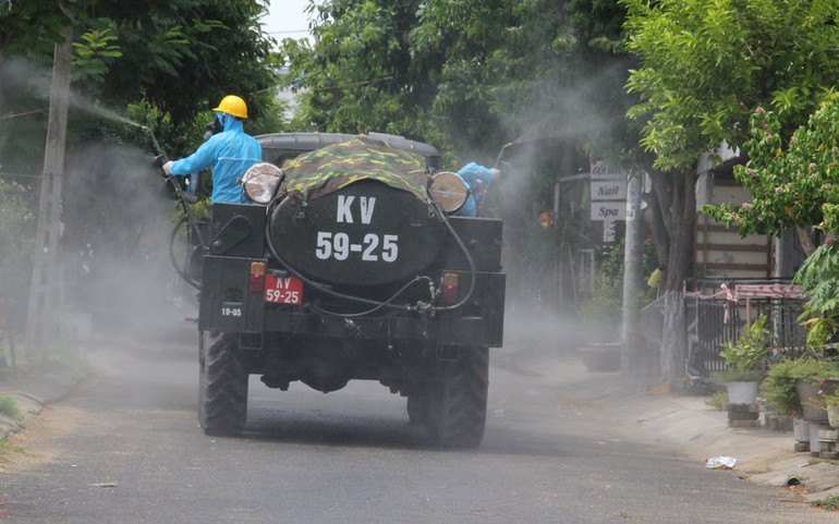 Đà Nẵng phun khử khuẩn toàn bộ điểm nóng Cảng cá &nbsp;Thọ Quang -0