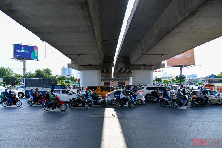 Người dân trở lại Thủ đô sau kỳ nghỉ lễ -0