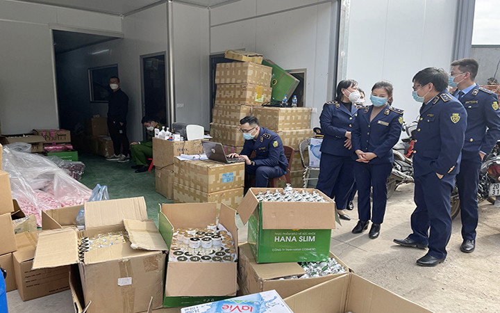 Lực lượng quản lý thị trường và công an kiểm tra một cơ sở sản xuất thực phẩm chức năng từ nguyên liệu không rõ nguồn gốc xuất xứ. (Nguồn: Tổng cục Quản lý thị trường) Chất cấm