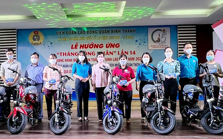 Liên đoàn Lao động quận Bình Thạnh (thành phố Hồ Chí Minh) trao xe đạp điện (trị giá 10 triệu đồng/xe) tặng người lao động khó khăn. (Ảnh QUÝ HIỀN) Chăm lo thiết thực cho người lao động -0