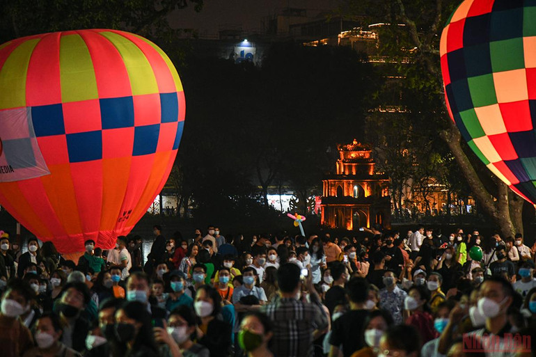Người Hà Nội vui thích với Lễ hội khinh khí cầu -0