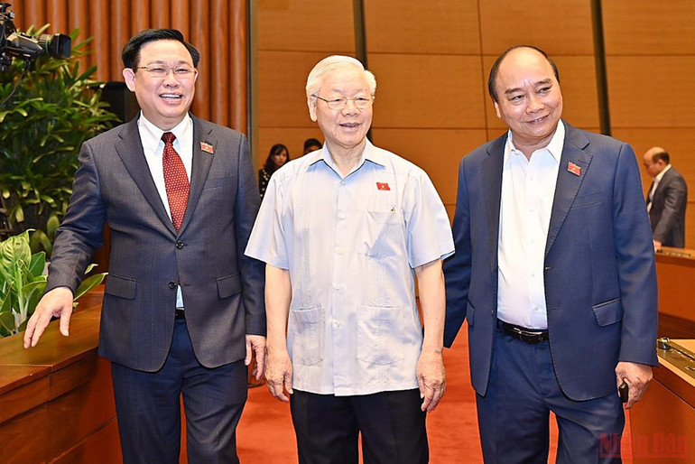 Tổng Bí thư Nguyễn Phú Trọng, Chủ tịch nước Nguyễn Xuân Phúc và Chủ tịch Quốc hội Vương Đình Huệ tại Hội trường Diên Hồng trước phiên làm việc của Quốc hội chiều 7/6. Quốc hội bước vào phiên chất vấn và trả lời chất vấn với nhiều câu hỏi, vấn đề được cử tri quan tâm -0