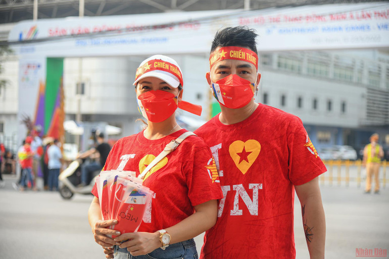 Cổ động viên Việt Nam khuấy động SVĐ Việt Trì trước giờ G -0