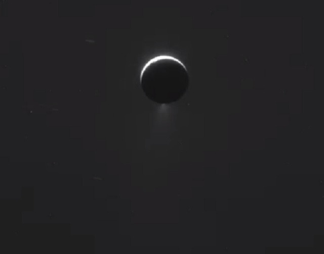 Ảnh cắt từ clip theo dõi chùm tia mặt trăng của sao Thổ Enceladus. Nguồn: NASA. Bốn hành tinh hứa hẹn có sự sống trong hệ mặt trời -0