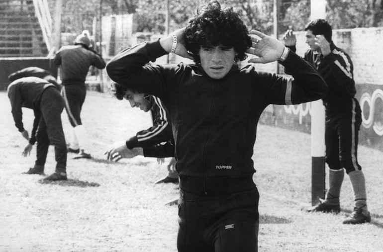 Chàng thanh niên cùng đồng đội khởi động trên sân Buenos Aires của Argentina vào năm 1977. Một năm trước đó, Maradona bắt đầu sự nghiệp bóng đá chuyên nghiệp với câu lạc bộ Argentinos Juniors. Ít tháng sau, Maradona tham gia giải đấu quốc tế với tư cách là thành viên của đội tuyển bóng đá quốc gia Argentina. (Ảnh: Getty Images) Cuộc đời và sự nghiệp của huyền thoại Maradona qua ảnh -0
