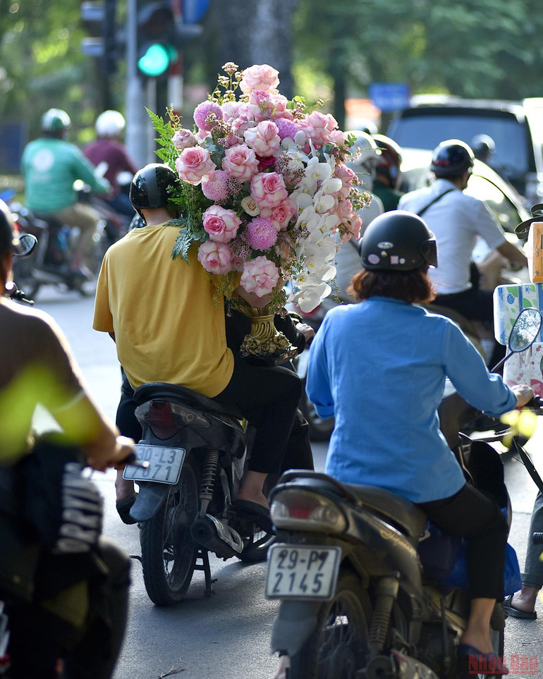 Người dân Hà Nội xuống phố du chơi ngày 20/10 -0